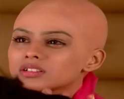 She was the first Indian actress to go bald for a television role when she portrayed the character of a cancer patient in <b>Ek Hazaaron Mein Meri Beh